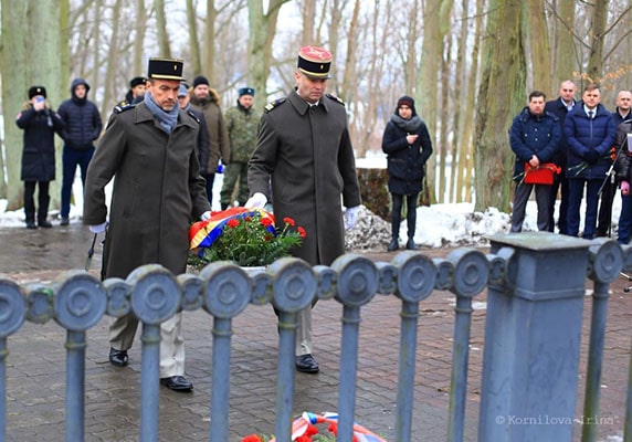 Der Militär-Attache des Konsulats von Frankreich Pier Mari Ljezhen (rechts) und sein Helfer Loran Dekaw liegen die Blumen beim Denkmal zu Ehre der Schlacht bei Preußisch-Eylau nieder.